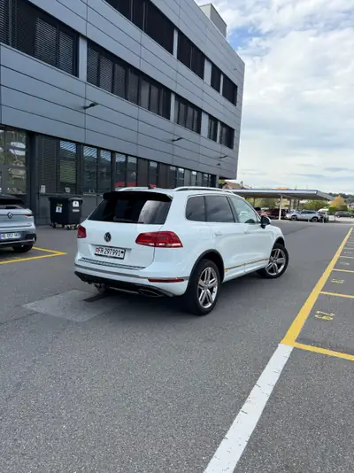 VW Touareg 3.0 V6 TDI 262 ch — SUV premium 4x4 à faible consommation — vista posteriore