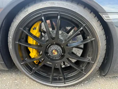 Porsche 911 Targa 4 GTS — Chef-d'œuvre décapotable, 450 ch, 33'500 km seulement — Miniatura 7