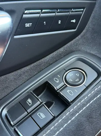 Porsche 911 Targa 4 GTS — Chef-d'œuvre décapotable, 450 ch, 33'500 km seulement — Miniatura 13