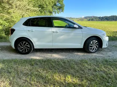 VW Polo 1.0 TSI 110 Life DSG — Citadine fiable, 28 000 km seulement — vista posteriore