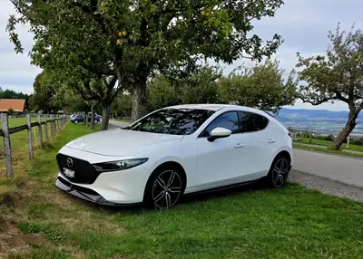 Mazda 3 SKYACTIV-X 180 — Compacte sportive hybride essence, 54 000 km, cuir rouge — vue extérieure