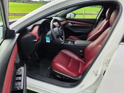 Mazda 3 SKYACTIV-X 180 — Compacte sportive hybride essence, 54 000 km, cuir rouge — côté