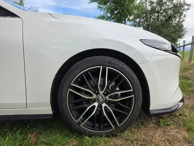 Mazda 3 SKYACTIV-X 180 — Compacte sportive hybride essence, 54 000 km, cuir rouge — arrière