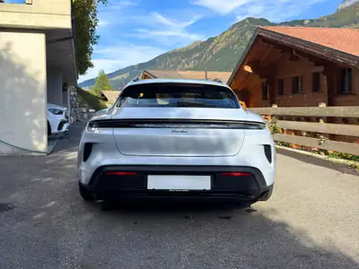 Porsche Taycan Turbo Sport Turismo — Berline électrique haute performance, quasi neuve — intérieur