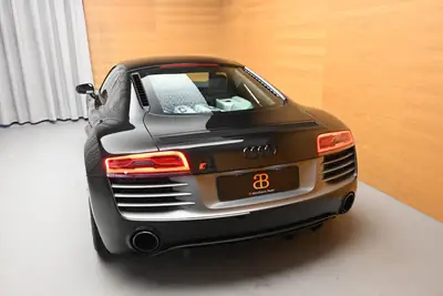 Audi R8 5.2 FSI V10 plus quattro — Supercar allemande, 550 ch purs — rear view