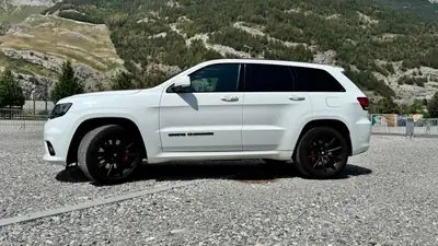 Jeep Grand Cherokee 6.4 V8 HEMI SRT8 — Muscle SUV américain, 468 ch purs — côté
