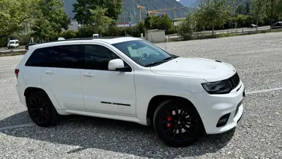 Jeep Grand Cherokee 6.4 V8 HEMI SRT8 — Muscle SUV américain, 468 ch purs — détail