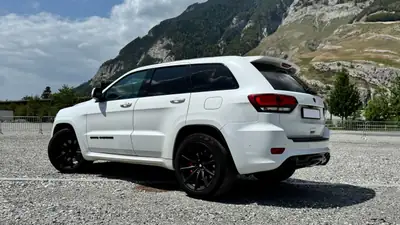 Jeep Grand Cherokee 6.4 V8 HEMI SRT8 — Muscle SUV américain, 468 ch purs — intérieur