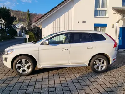 Volvo XC60 2.4 D5 R-Design AWD — SUV premium diesel, 105 000 km seulement — Seitenansicht