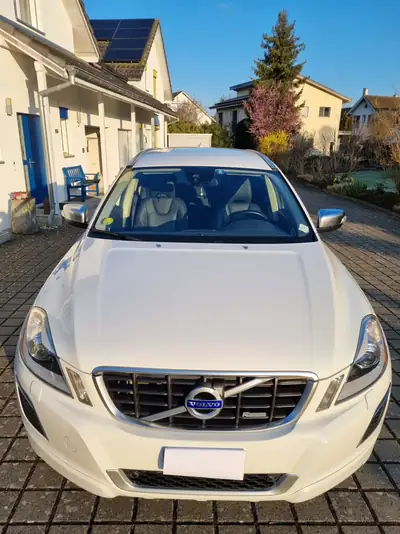 Volvo XC60 2.4 D5 R-Design AWD — SUV premium diesel, 105 000 km seulement — Innenraum