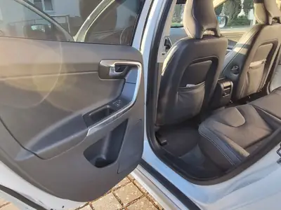 Volvo XC60 2.4 D5 R-Design AWD — SUV premium diesel, 105 000 km seulement — Miniatur 16