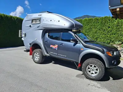 Mitsubishi L 200 — Pick-up 4x4 aménagé en camping-car, historique sans accident — vue extérieure