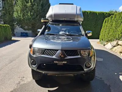Mitsubishi L 200 — Pick-up 4x4 aménagé en camping-car, historique sans accident — arrière