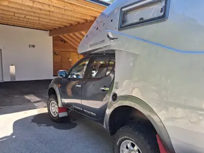 Mitsubishi L 200 — Pick-up 4x4 aménagé en camping-car, historique sans accident — intérieur