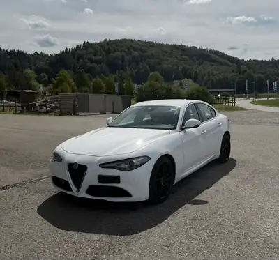 Alfa Romeo Giulia 2.2 D 180 Super — Berline élégante, diesel économe, sans sinistre — fianco