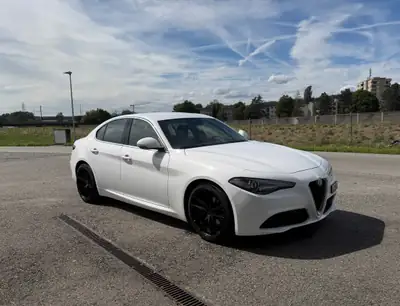 Alfa Romeo Giulia 2.2 D 180 Super — Berline élégante, diesel économe, sans sinistre — vista esterna