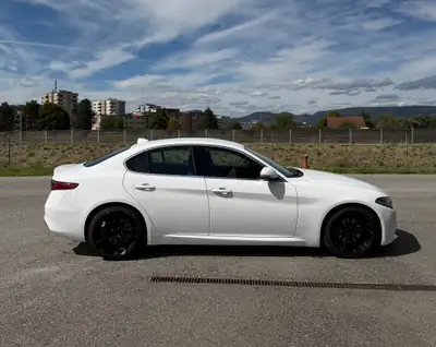Alfa Romeo Giulia 2.2 D 180 Super — Berline élégante, diesel économe, sans sinistre — vista posteriore