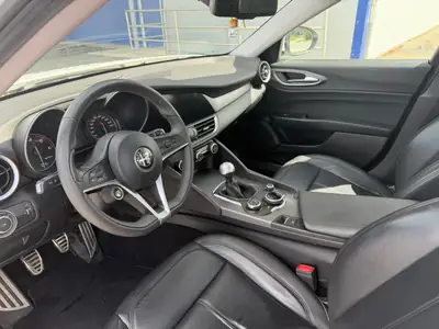 Alfa Romeo Giulia 2.2 D 180 Super — Berline élégante, diesel économe, sans sinistre — Miniatura 8