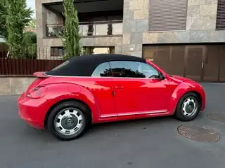 VW Beetle 1.4 TSI Design DSG — Cabriolet rouge emblématique, 56000 km seulement — fianco