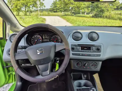 SEAT Ibiza 1.2 12V Entry — Citadine fiable, batterie neuve, faible kilométrage — côté