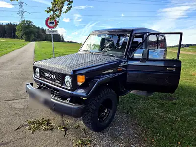 Toyota Land Cruiser BJ75 Troop Carrier — Légende Offroad des années 90, fiabilité inébranlable — côté