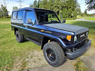 Toyota Land Cruiser BJ75 Troop Carrier — Légende Offroad des années 90, fiabilité inébranlable — vue extérieure
