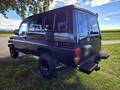 Toyota Land Cruiser BJ75 Troop Carrier — Légende Offroad des années 90, fiabilité inébranlable — intérieur