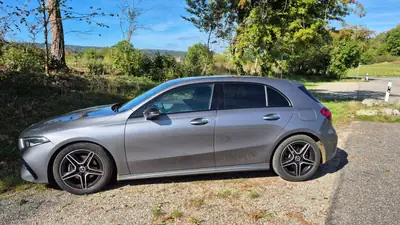 Mercedes-Benz Classe A 200 AMG Line — Berline compacte sportive, 29 500 km seulement — côté