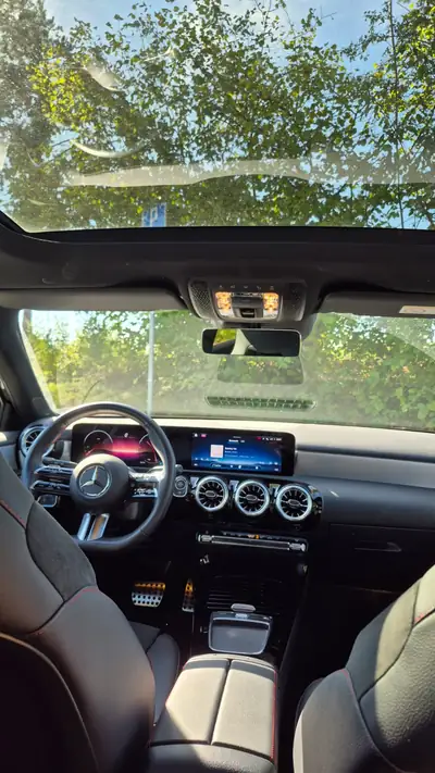 Mercedes-Benz Classe A 200 AMG Line — Berline compacte sportive, 29 500 km seulement — intérieur