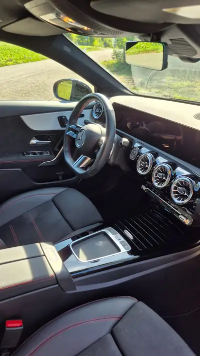 Mercedes-Benz Classe A 200 AMG Line — Berline compacte sportive, 29 500 km seulement — tableau de bord