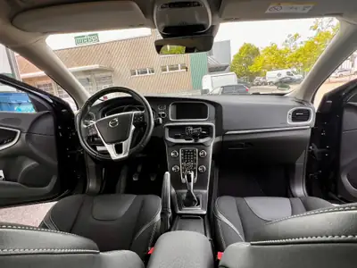 Volvo V40 D2 Momentum — Berline compacte diesel, 83 000 km, garantie fiabilité suédoise — détail