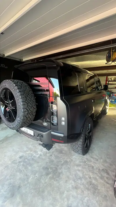 Land Rover Defender 5.0 V8 SC Carpathian Edition — SUV sportif 525 ch, 70'000 km seulement — vista posteriore