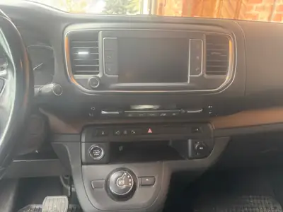 Toyota Proace Verso 2.0 D L2 — Monospace 8 places, diesel efficace et spacieux — tableau de bord