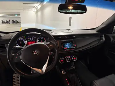 Alfa Romeo Giulietta 1750 TBi Quadrifoglio Verde — Sportivité italienne, état impeccable — Armaturenbrett