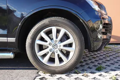 VW Touareg 3.0 TDI — SUV premium diesel, attelage 3500 kg, intérieur cuir — côté