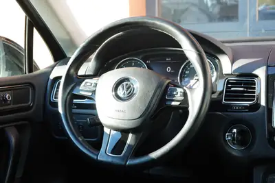VW Touareg 3.0 TDI — SUV premium diesel, attelage 3500 kg, intérieur cuir — Miniature 9