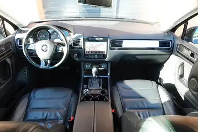 VW Touareg 3.0 TDI — SUV premium diesel, attelage 3500 kg, intérieur cuir — Miniature 8