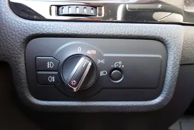 VW Touareg 3.0 TDI — SUV premium diesel, attelage 3500 kg, intérieur cuir — Miniature 12