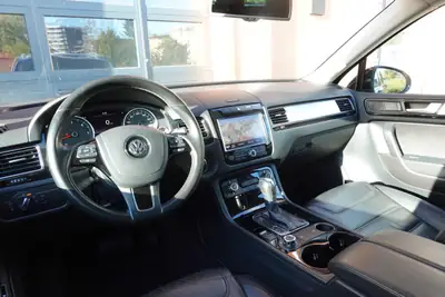 VW Touareg 3.0 TDI — SUV premium diesel, attelage 3500 kg, intérieur cuir — Miniature 10