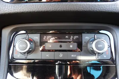 VW Touareg 3.0 TDI — SUV premium diesel, attelage 3500 kg, intérieur cuir — Miniature 15