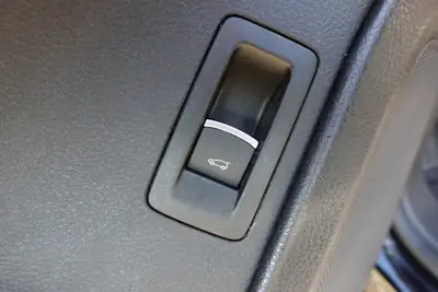 VW Touareg 3.0 TDI — SUV premium diesel, attelage 3500 kg, intérieur cuir — Miniature 18