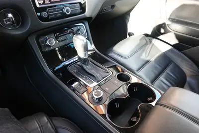 VW Touareg 3.0 TDI — SUV premium diesel, attelage 3500 kg, intérieur cuir — Miniature 16