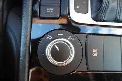 VW Touareg 3.0 TDI — SUV premium diesel, attelage 3500 kg, intérieur cuir — Miniature 17
