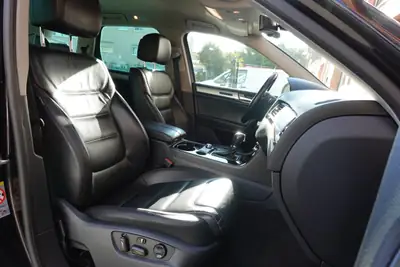 VW Touareg 3.0 TDI — SUV premium diesel, attelage 3500 kg, intérieur cuir — Miniature 21
