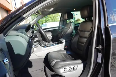 VW Touareg 3.0 TDI — SUV premium diesel, attelage 3500 kg, intérieur cuir — Miniature 20
