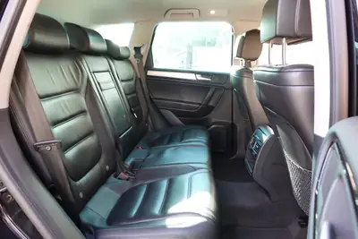 VW Touareg 3.0 TDI — SUV premium diesel, attelage 3500 kg, intérieur cuir — Miniature 22