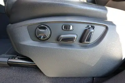 VW Touareg 3.0 TDI — SUV premium diesel, attelage 3500 kg, intérieur cuir — Miniature 23