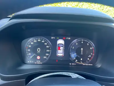 Volvo XC40 B4 MH Inscription — SUV compact hybride, 56'000 km seulement — side view