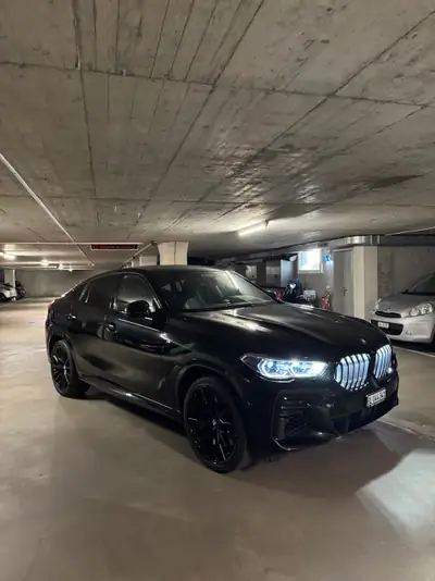 BMW X6 M50i — SUV coupé haute performance, 530 ch et seulement 46 000 km — vue extérieure