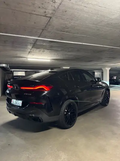 BMW X6 M50i — SUV coupé haute performance, 530 ch et seulement 46 000 km — côté